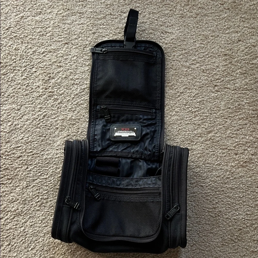 Tumi Black Travel Toiletry Cosmetics Bag Unisex Hang Organizer Storage Bathroom